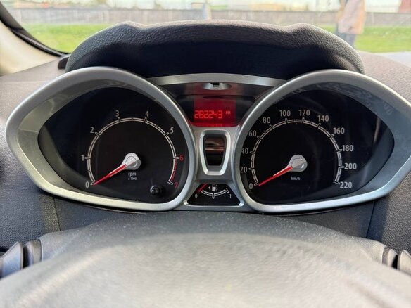 2012 Ford Fiesta Mk6, пурпурный, 480000 рублей - вид 9