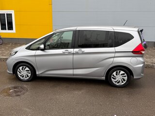 2019 Honda Freed II Рестайлинг, серебристый, 1500000 рублей, вид 4