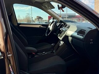2019 Volkswagen Tiguan II, коричневый, 2500000 рублей, вид 3