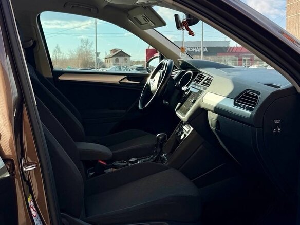 2019 Volkswagen Tiguan II, коричневый, 2500000 рублей - вид 2