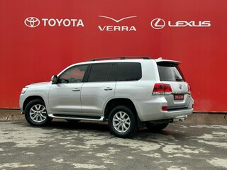 2017 Toyota Land Cruiser 200 Series Рестайлинг 2, серебристый, 5650000 рублей, вид 3
