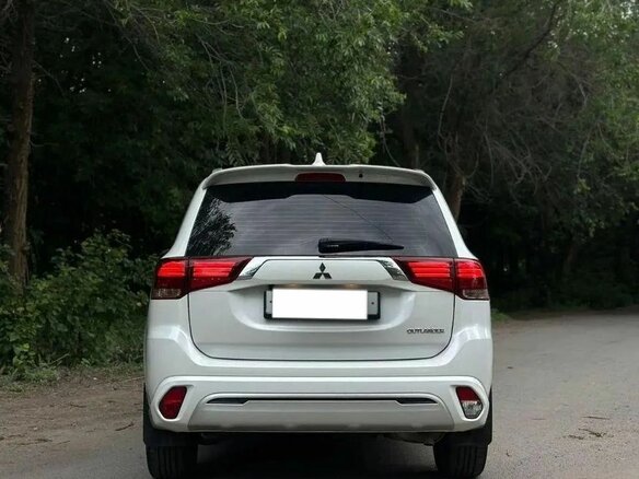 2022 Mitsubishi Outlander III Рестайлинг 3, белый - вид 4