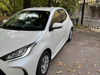 2021 Toyota Yaris IV, белый, 1599999 рублей, вид 1