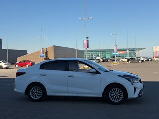 2021 Kia Rio IV Рестайлинг, белый, 1690000 рублей, вид 3