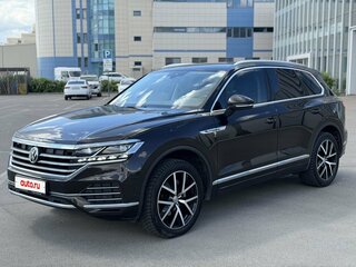 2018 Volkswagen Touareg III, коричневый, 4650000 рублей, вид 3
