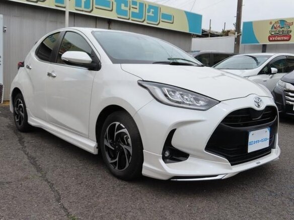 2023 Toyota Yaris IV, белый, 1150400 рублей - вид 2