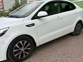 2017 Kia Rio III Рестайлинг, белый, 1200000 рублей, вид 3