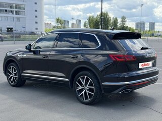 2018 Volkswagen Touareg III, коричневый, 4650000 рублей, вид 4