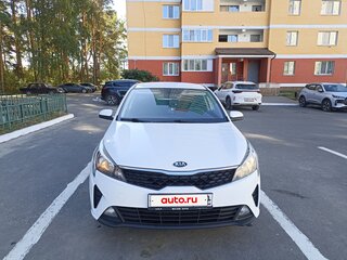 2021 Kia Rio IV Рестайлинг, белый, 1160000 рублей, вид 1