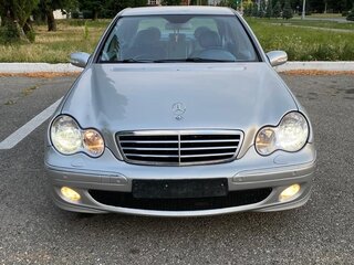 2002 Mercedes-Benz C-Класс 240 II (W203), серебристый, 750000 рублей, вид 3