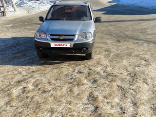 2012 Chevrolet Niva I Рестайлинг, серебристый, 450000 рублей, вид 1