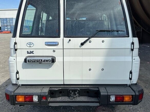 2025 Toyota Land Cruiser 76 70 Series Рестайлинг 2, белый, 10770000 рублей - вид 4