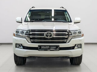 2017 Toyota Land Cruiser 200 Series Рестайлинг 2, белый, 8300000 рублей, вид 2
