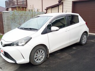 2015 Toyota Vitz III (XP130) Рестайлинг, белый, 850000 рублей, вид 4