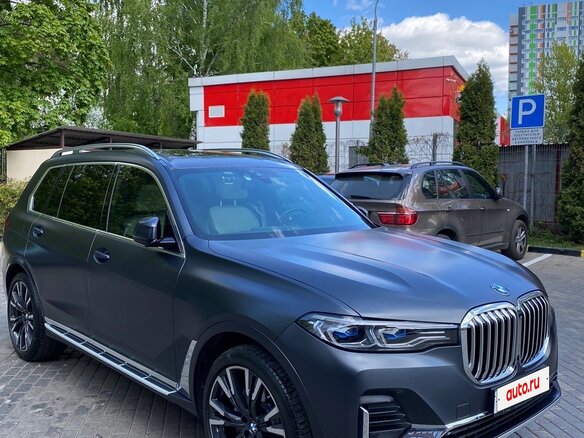 2019 BMW X7 40i I (G07), серый, 6500000 рублей - вид 2