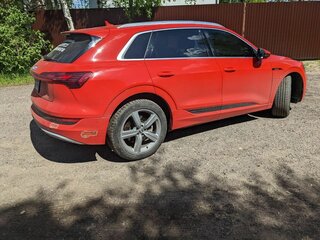 2019 Audi e-tron 55 I, красный, 4370000 рублей, вид 5