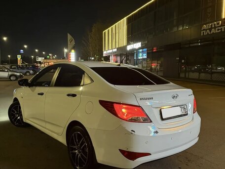 2015 Hyundai Solaris I Рестайлинг, белый, 750000 рублей, вид 2