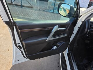 2015 Toyota Land Cruiser 200 Series Рестайлинг 2, белый, 5000000 рублей, вид 4