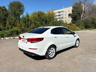 2015 Kia Rio III Рестайлинг, белый, 930000 рублей, вид 5