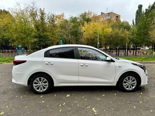 2021 Kia Rio IV Рестайлинг, белый, 1500000 рублей, вид 3