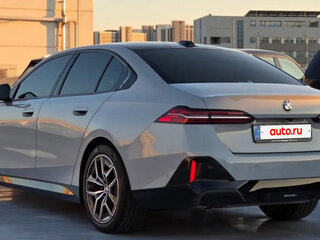 2026 BMW 5 серии 520i VIII (G60/G61/G68), серебристый, 7077777 рублей, вид 4