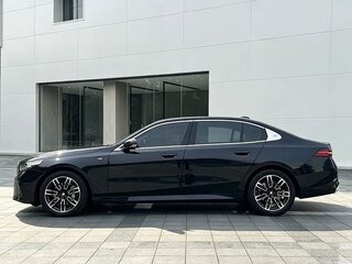 2025 BMW 5 серии Long 530Li xDrive VIII (G60/G61/G68), чёрный, 6170226 рублей, вид 4