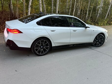 2023 BMW 5 серии 530i xDrive VIII (G60/G61/G68), белый, 9000000 рублей, вид 5