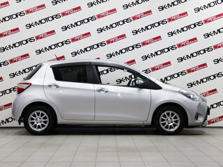 2018 Toyota Vitz III (XP130) Рестайлинг 2, серый, 965650 рублей, вид 2