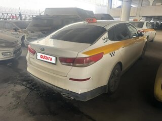 2019 Kia Optima IV Рестайлинг, белый, 996000 рублей, вид 3