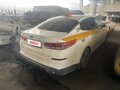 2019 Kia Optima IV Рестайлинг, белый, 854000 рублей - вид 2