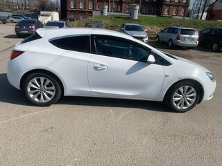 2013 Opel Astra GTC J Рестайлинг, белый, 1050000 рублей, вид 2