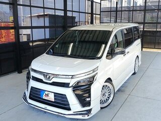 2021 Toyota Voxy III (R80) Рестайлинг, белый, 2475400 рублей, вид 1