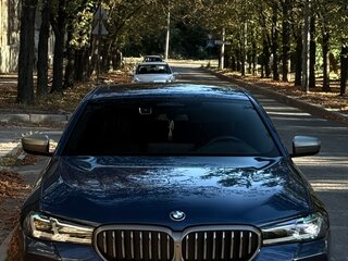 2020 BMW 5 серии M550i xDrive VII (G30/G31/G38) Рестайлинг, синий, 7950000 рублей, вид 3