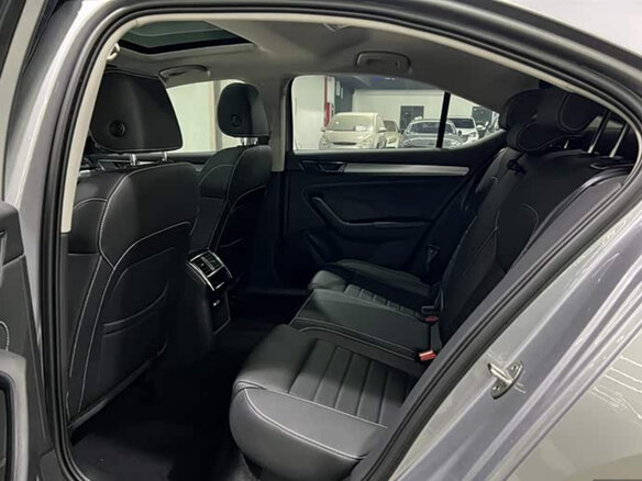 2025 Skoda Superb III Рестайлинг, серебристый, 2990000 рублей - вид 11