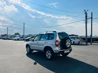 2013 Chevrolet Niva I Рестайлинг, серебристый, 649999 рублей, вид 4