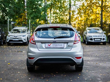 2016 Ford Fiesta Mk6 Рестайлинг, серебристый, 630000 рублей, вид 4