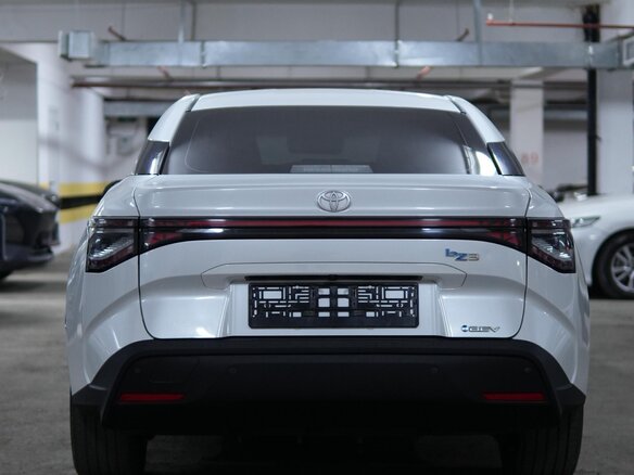 2023 Toyota bZ3, белый, 2616000 рублей - вид 2