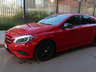 2014 Mercedes-Benz A-Класс 180 III (W176), красный, 1550000 рублей, вид 2
