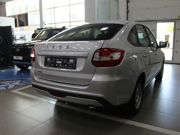 2026 Lada (ВАЗ) Granta I Рестайлинг, серебристый - вид 2