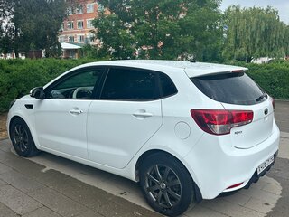 2016 Kia Rio III Рестайлинг, белый, 1300000 рублей, вид 3