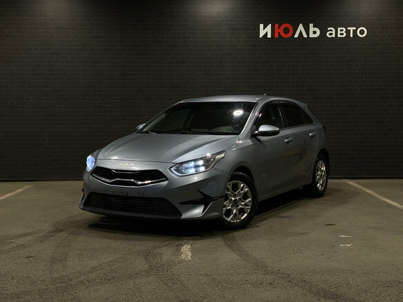 2021 Kia Ceed III Рестайлинг, серебристый, 1300000 рублей