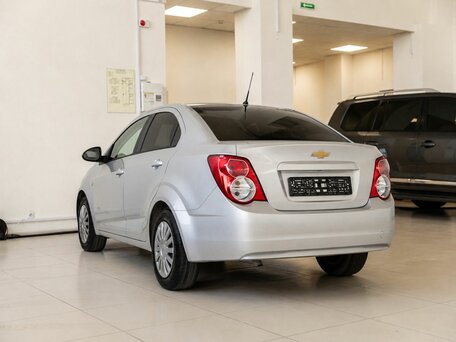 2015 Chevrolet Aveo II, серебристый, 700000 рублей, вид 4