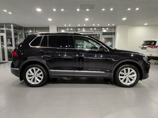2017 Volkswagen Tiguan II, чёрный, 2520000 рублей, вид 4
