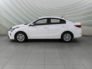2021 Kia Rio IV Рестайлинг, белый, 1188000 рублей, вид 4