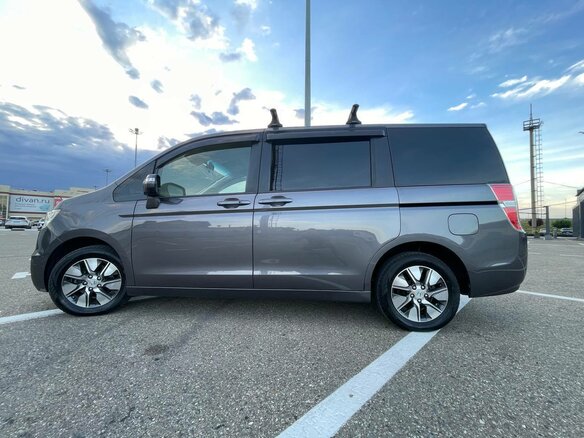 2014 Honda Stepwgn IV Рестайлинг, серый - вид 4