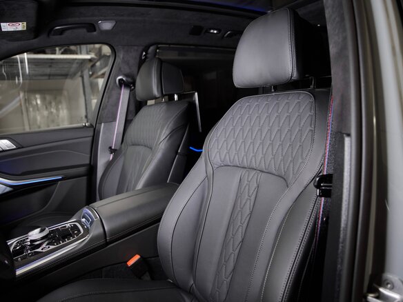 2026 BMW X7 40d I (G07) Рестайлинг, серый - вид 13