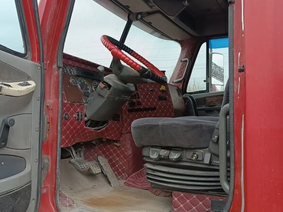 1999 Freightliner Century Class, красный, 1000000 рублей - вид 7