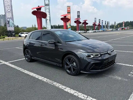 2023 Volkswagen Golf VIII, чёрный, 1542000 рублей, вид 3