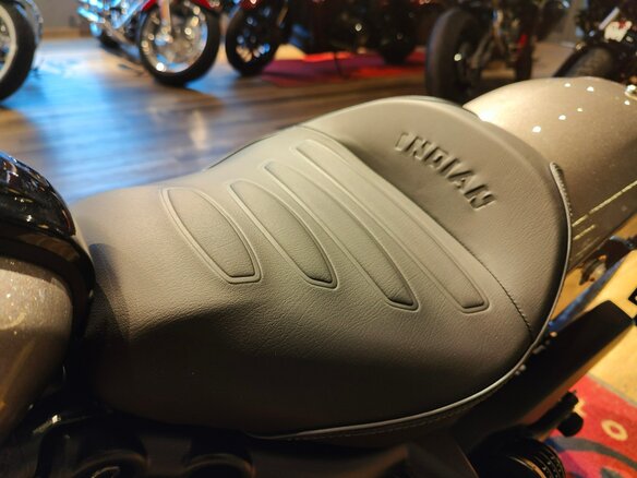 2026 Indian Scout, серый, 2390000 рублей - вид 12