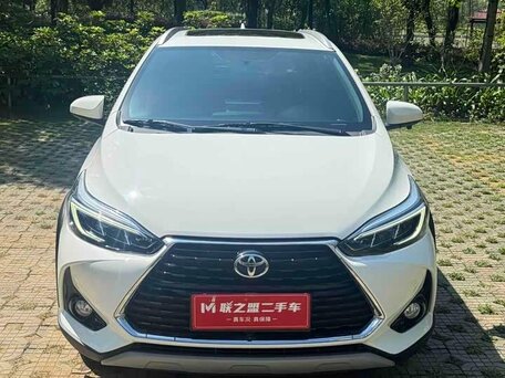 2022 Toyota Yaris IV, белый, 950000 рублей, вид 2